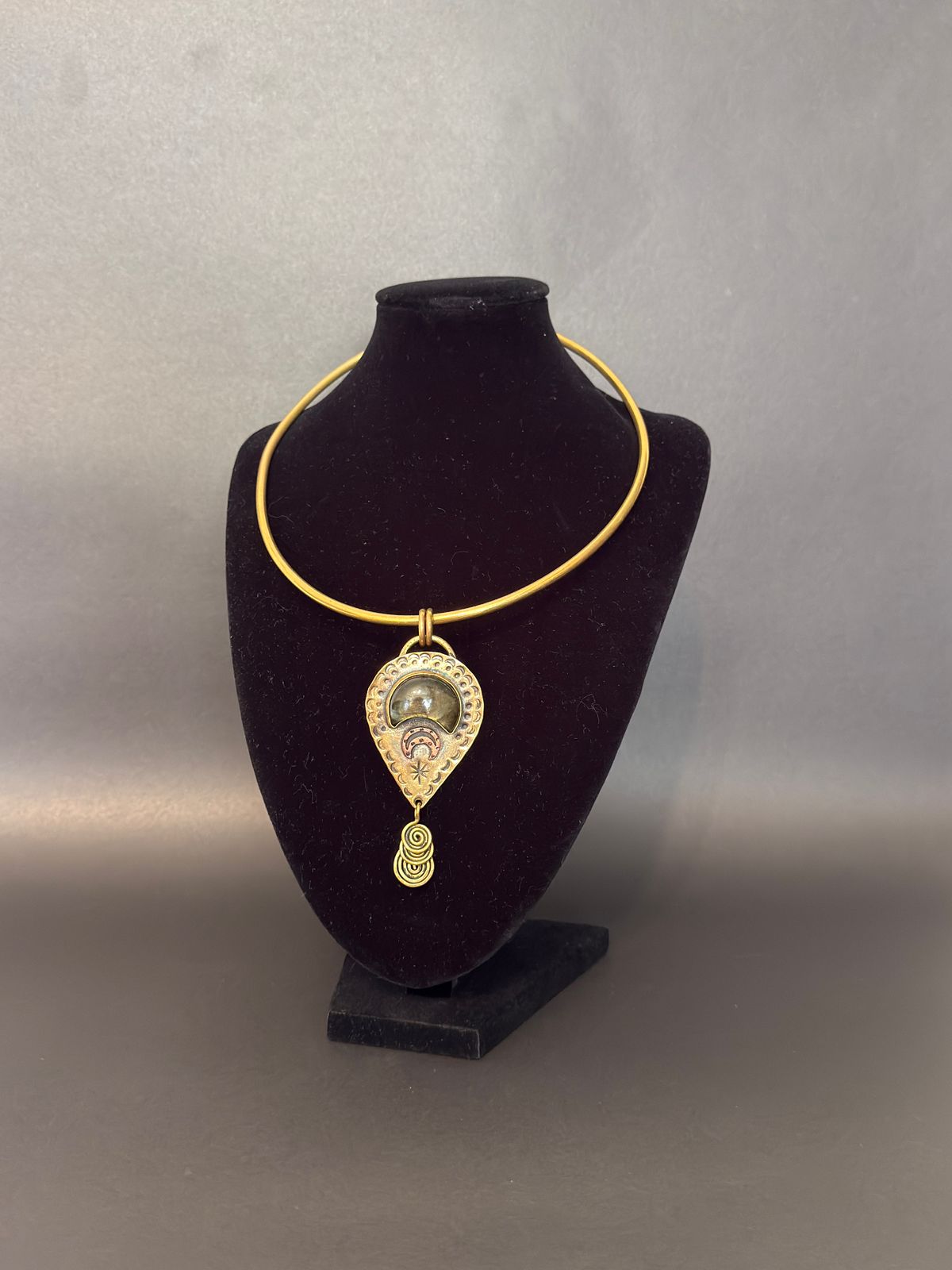 Collar dorado rígido